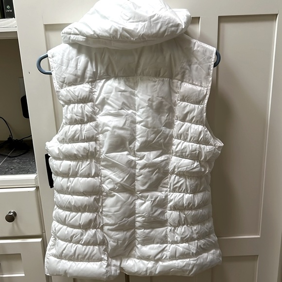 Kenneth Cole white sackable puffer vest - Picture 6 of 7